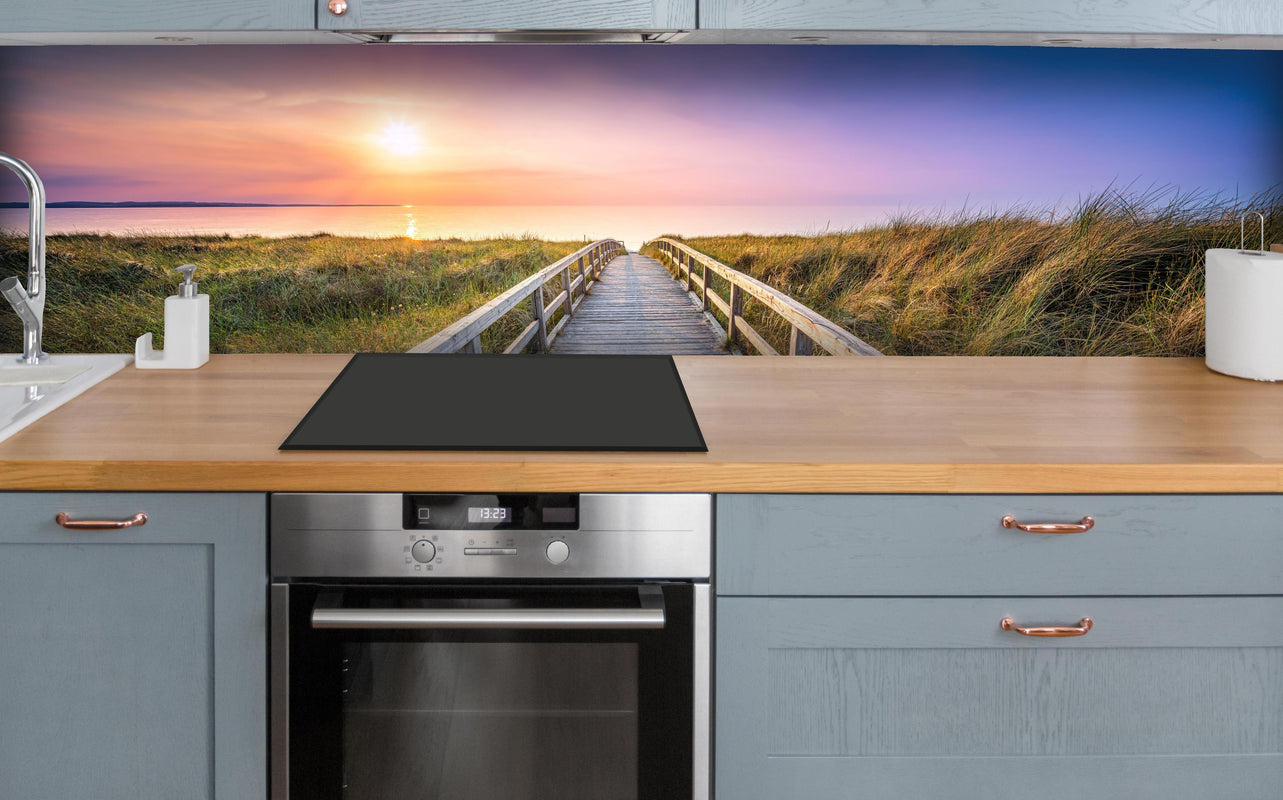 Küche - Panorama - Wandern am Stand über polierter Holzarbeitsplatte mit Cerankochfeld