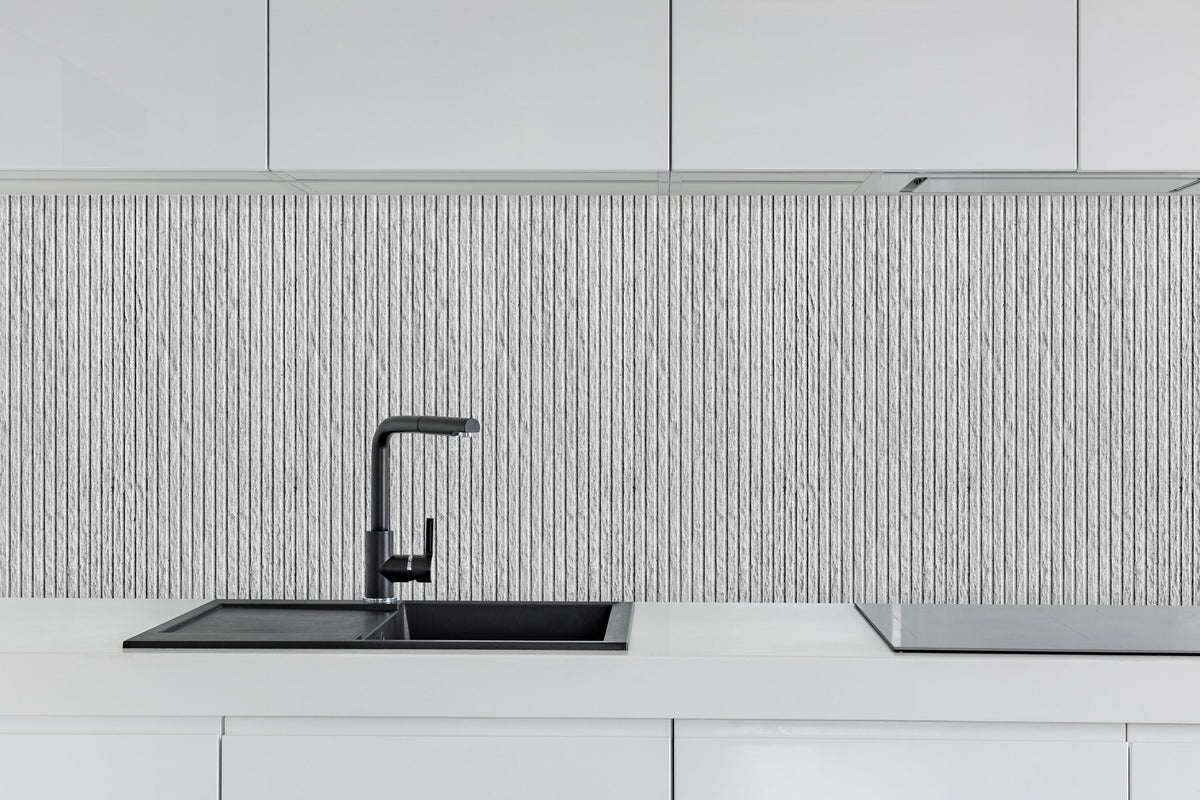 Küche - Panorama - moderne Zementwand hinter weißen Hochglanz-Küchenregalen und schwarzem Wasserhahn