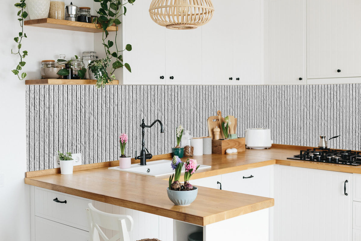 Küche - Panorama - moderne Zementwand in lebendiger Küche mit bunten Blumen