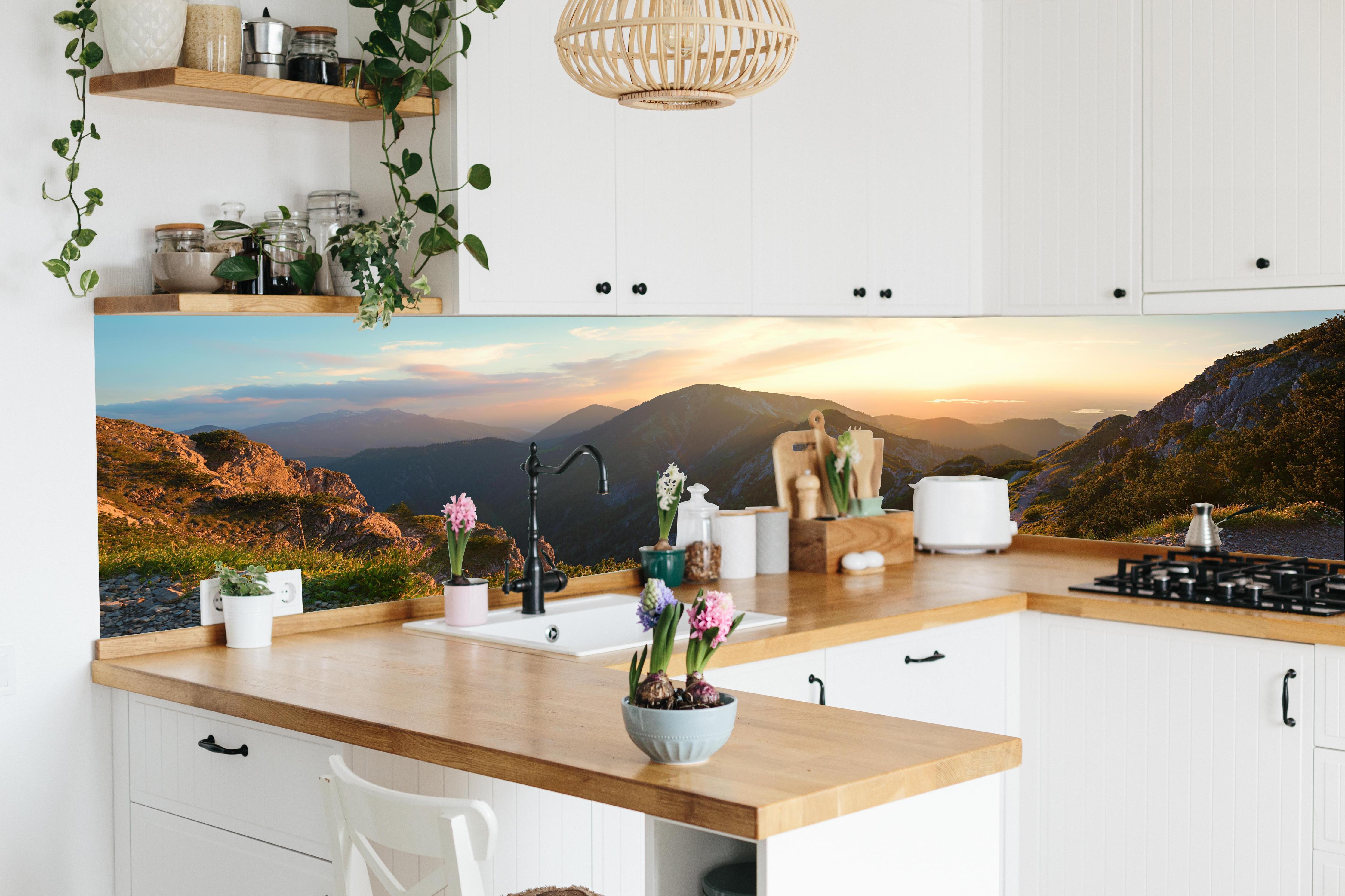 Küche - Panorama der bayrischen Alpen bei Abendsonne in lebendiger Küche mit bunten Blumen