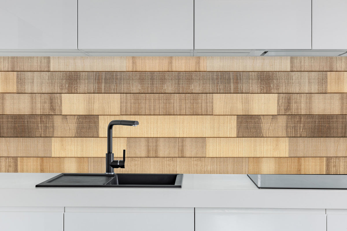 Küche - Panorama der braunen Holzplanken hinter weißen Hochglanz-Küchenregalen und schwarzem Wasserhahn