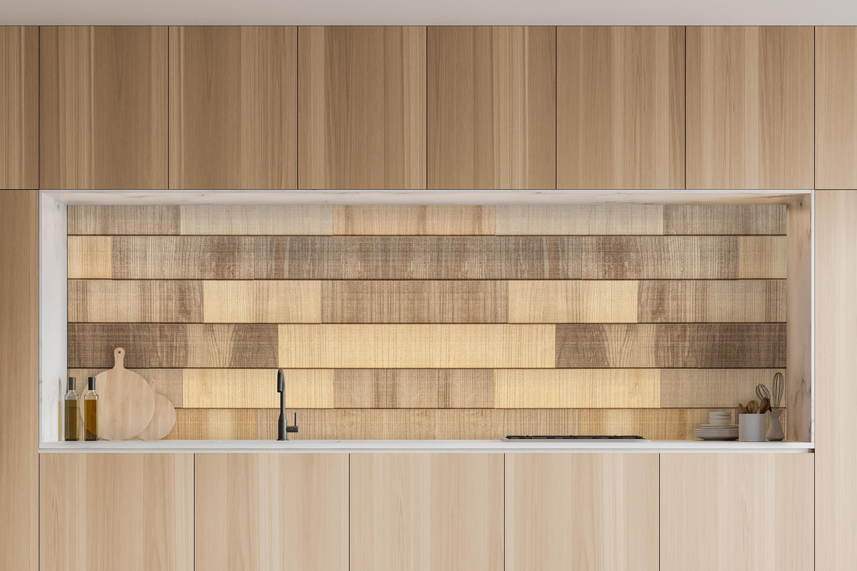 Küche - Panorama der braunen Holzplanken in charakteristischer Vollholz-Küche mit modernem Gasherd