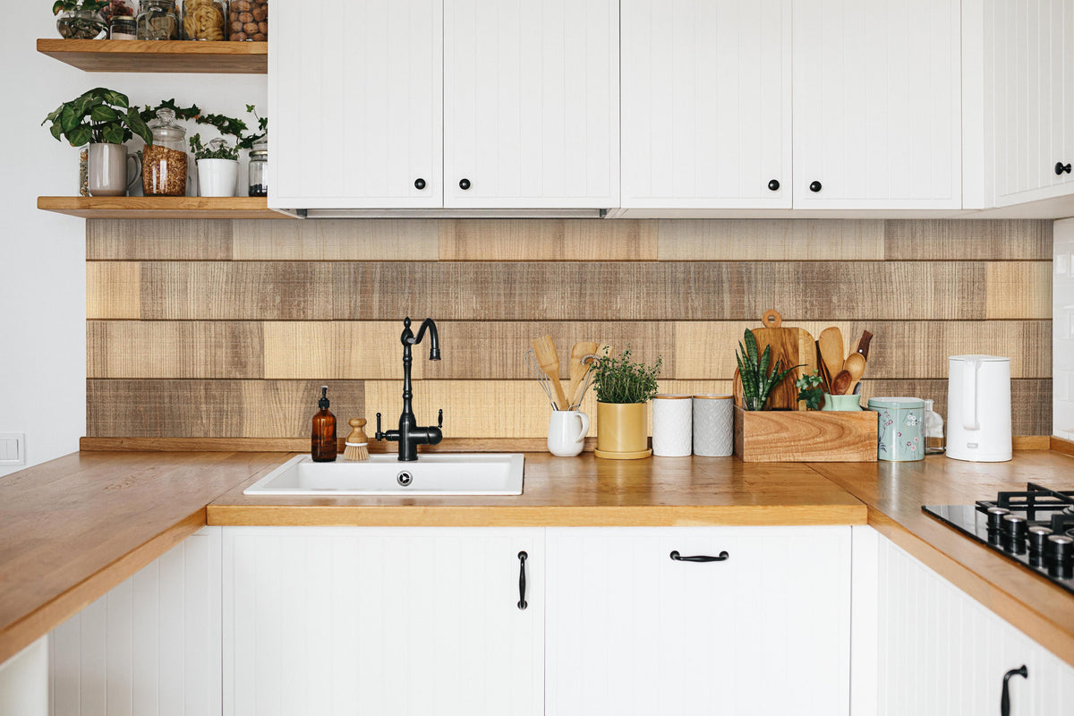Küche - Panorama der braunen Holzplanken in weißer Küche hinter Gewürzen und Kochlöffeln aus Holz