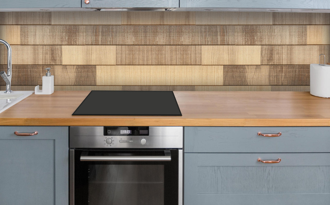 Küche - Panorama der braunen Holzplanken über polierter Holzarbeitsplatte mit Cerankochfeld