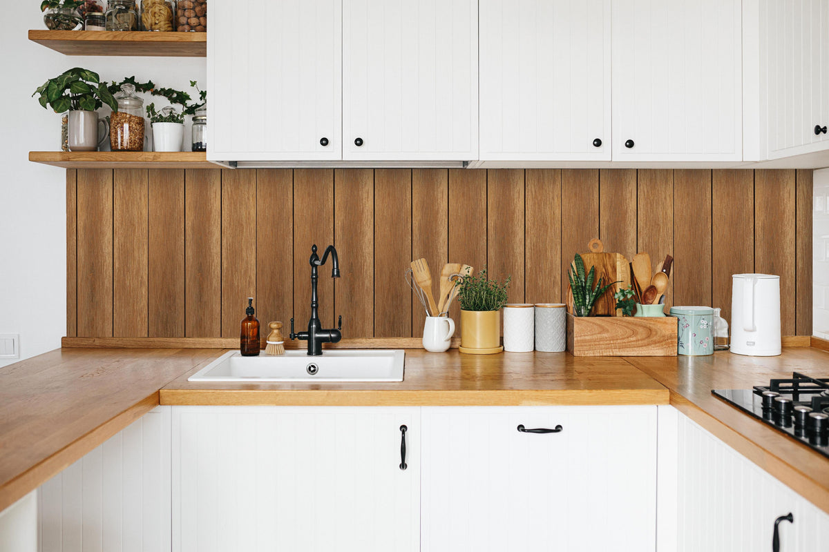 Küche - Panorama der braunen Vintage Holzwand in weißer Küche hinter Gewürzen und Kochlöffeln aus Holz