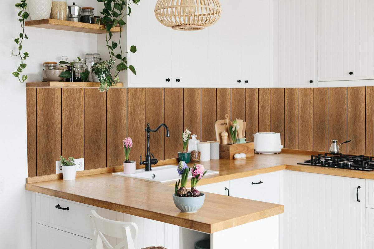 Küche - Panorama der braunen Vintage Holzwand in lebendiger Küche mit bunten Blumen