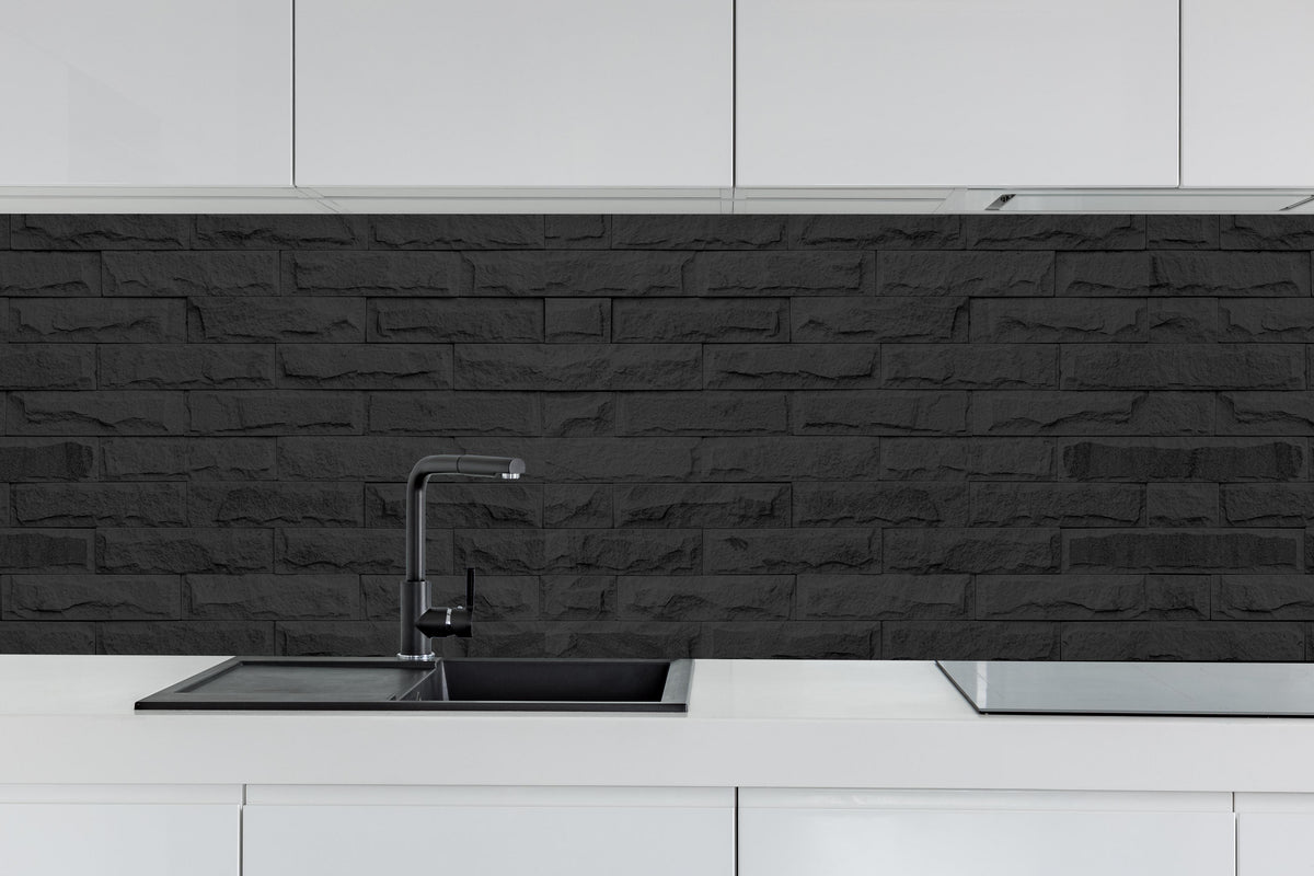 Küche - Panorama der modernen schwarzen Backsteinmauer hinter weißen Hochglanz-Küchenregalen und schwarzem Wasserhahn