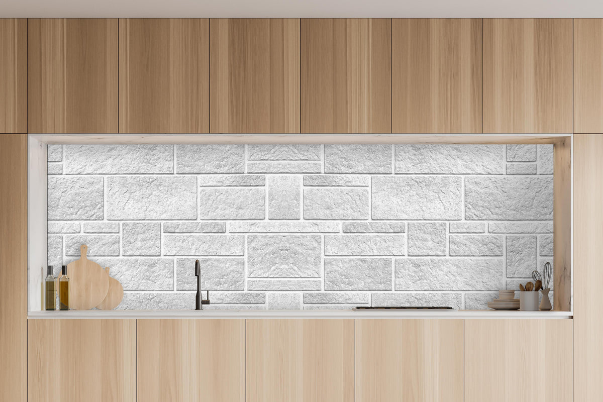 Küche - Panorama der rauen weißen Betonfliesen in charakteristischer Vollholz-Küche mit modernem Gasherd