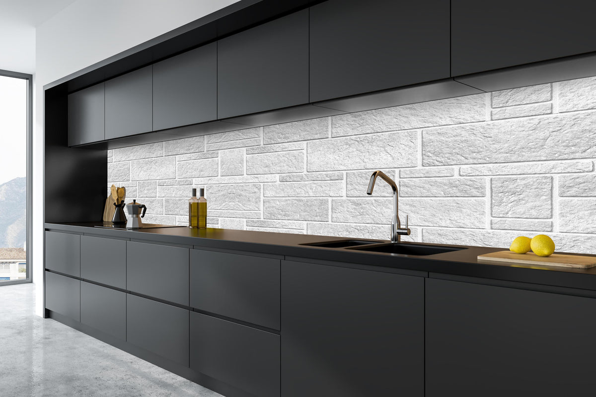 Küche - Panorama der rauen weißen Betonfliesen in tiefschwarzer matt-premium Einbauküche