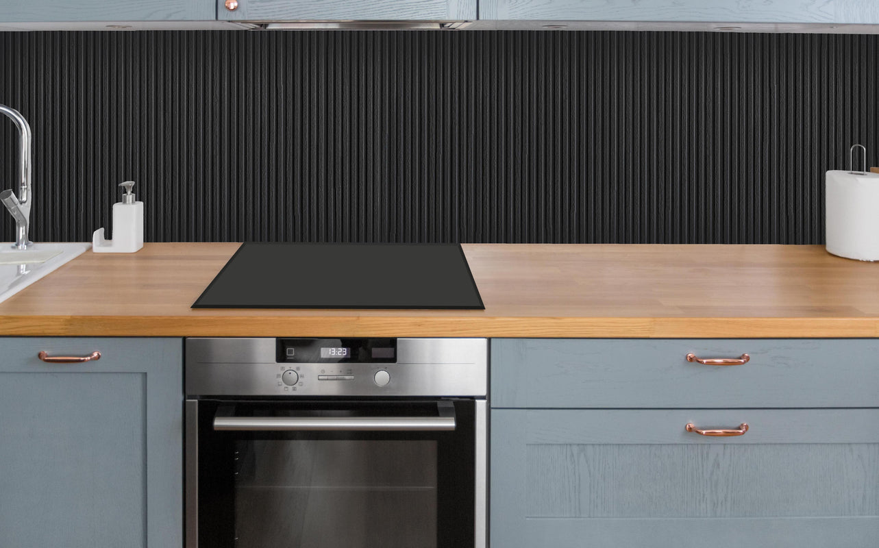 Küche - Panorama der schwarzen Holzplanke über polierter Holzarbeitsplatte mit Cerankochfeld