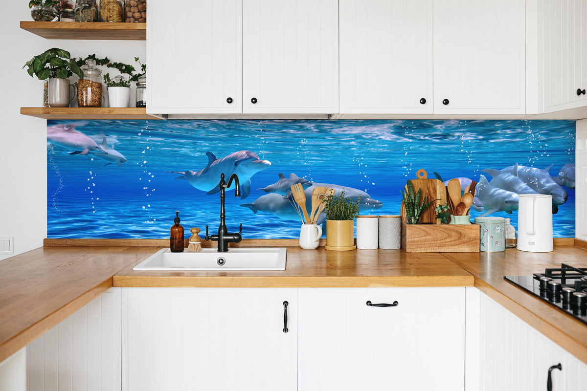 Küche - Panorama der schwimmenden Delphine in weißer Küche hinter Gewürzen und Kochlöffeln aus Holz