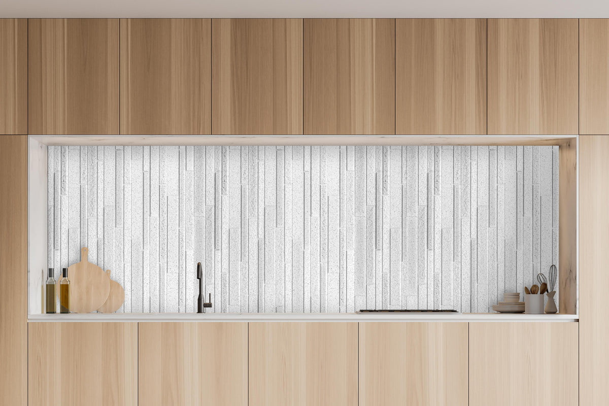 Küche - Panorama der weißen Granitblockwand in charakteristischer Vollholz-Küche mit modernem Gasherd