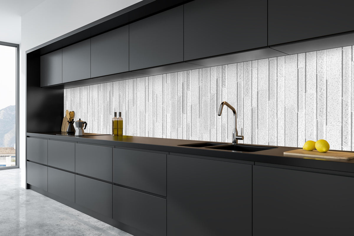 Küche - Panorama der weißen Granitblockwand in tiefschwarzer matt-premium Einbauküche