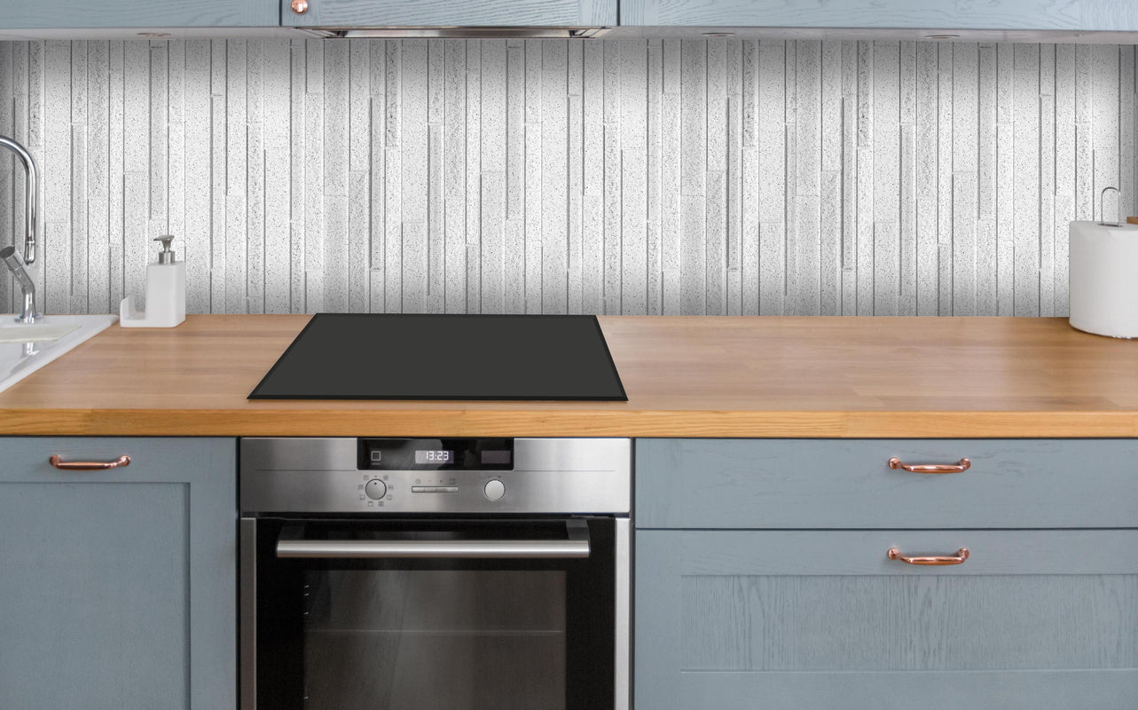 Küche - Panorama der weißen Granitblockwand über polierter Holzarbeitsplatte mit Cerankochfeld
