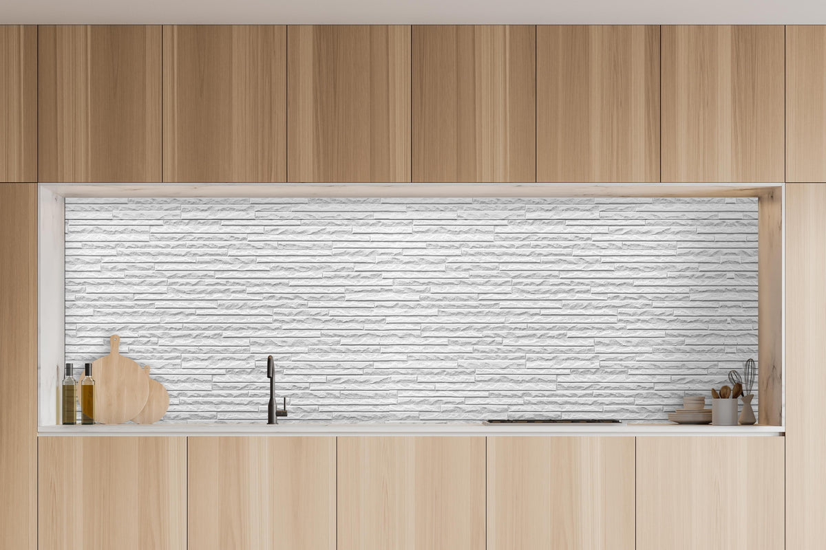 Küche - Panorama der weißen Steinwand in charakteristischer Vollholz-Küche mit modernem Gasherd