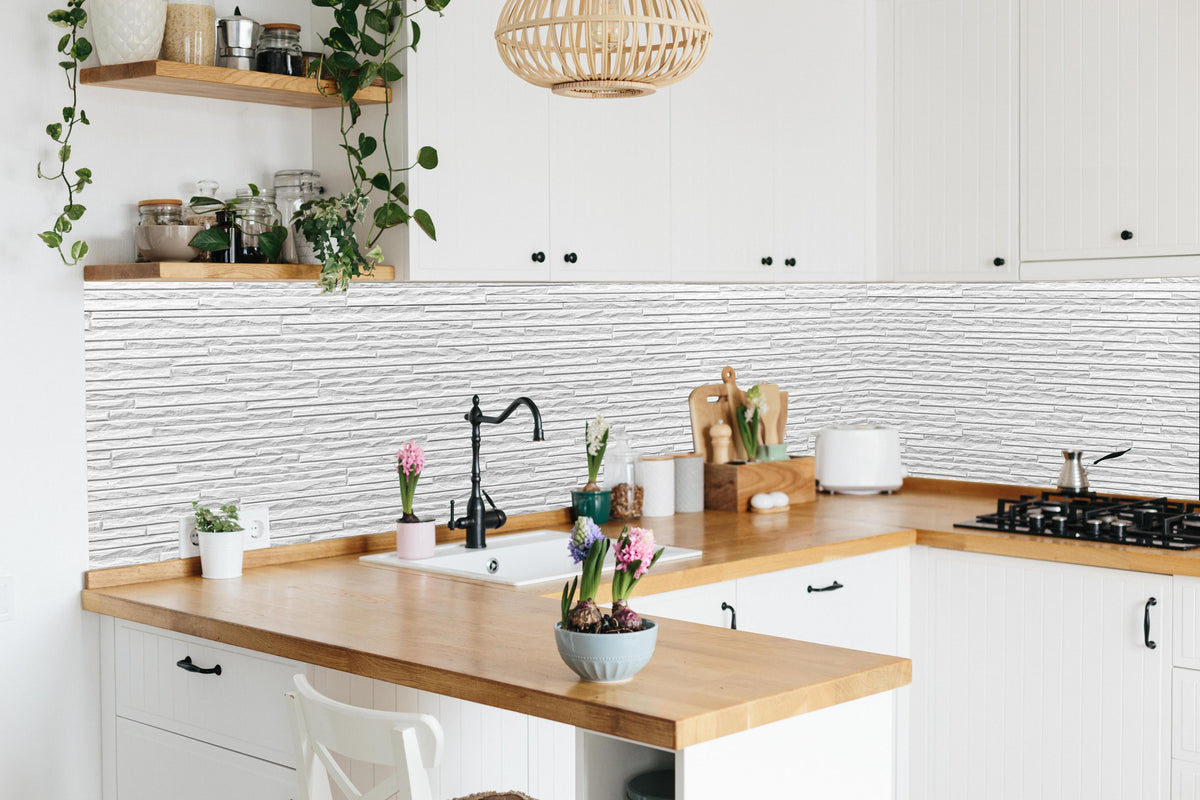 Küche - Panorama der weißen Steinwand in lebendiger Küche mit bunten Blumen