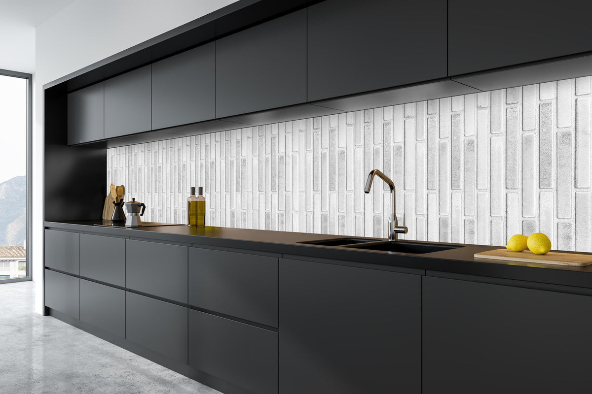 Küche - Panorama der weißen Steinwand mit Streifen Textur in tiefschwarzer matt-premium Einbauküche
