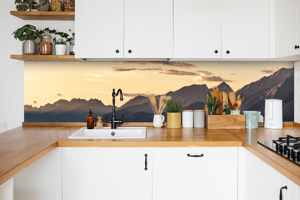 Küche - Panorama des Kooteney Valley bei Sonnenuntergang in weißer Küche hinter Gewürzen und Kochlöffeln aus Holz
