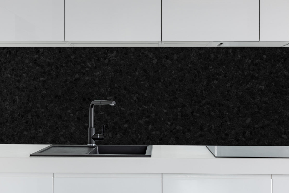 Küche - Panorama des schwarzen Granitfliesenbodens hinter weißen Hochglanz-Küchenregalen und schwarzem Wasserhahn