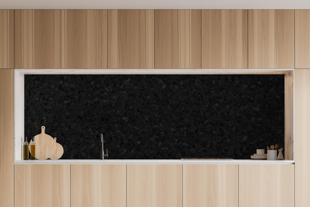 Küche - Panorama des schwarzen Granitfliesenbodens in charakteristischer Vollholz-Küche mit modernem Gasherd