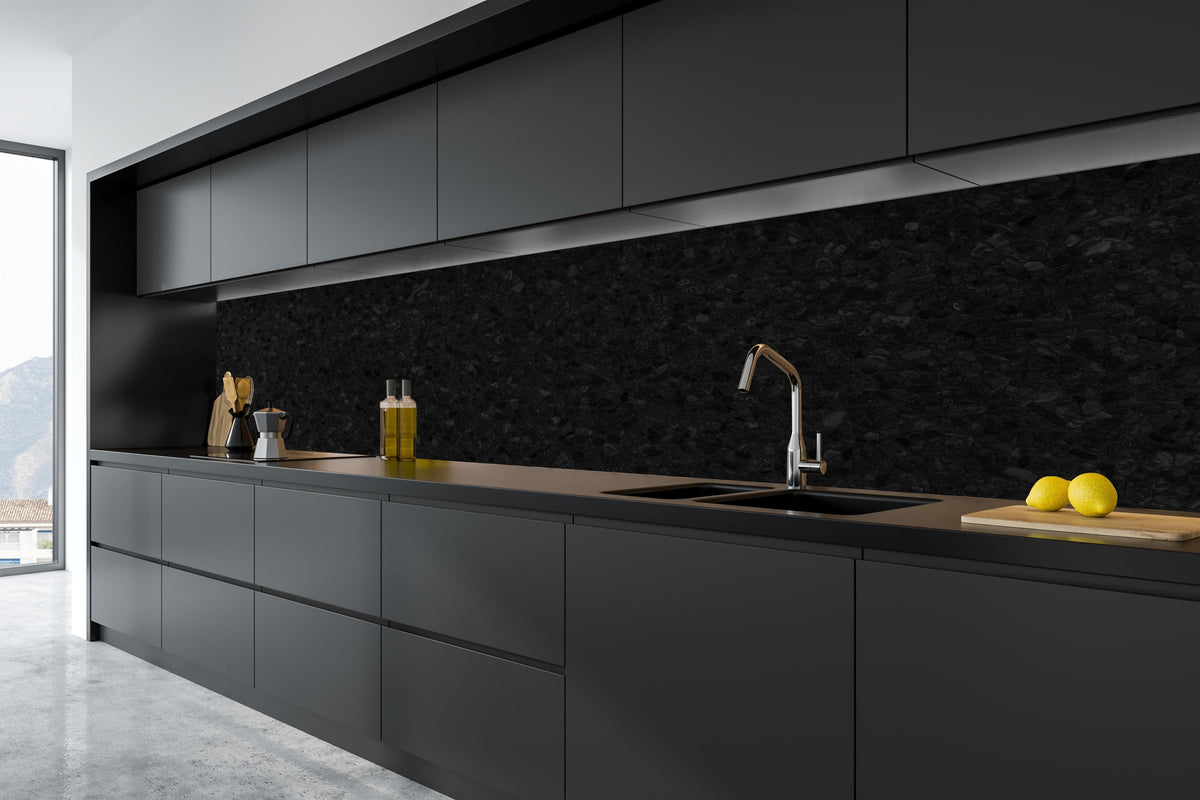 Küche - Panorama des schwarzen Granitfliesenbodens in tiefschwarzer matt-premium Einbauküche