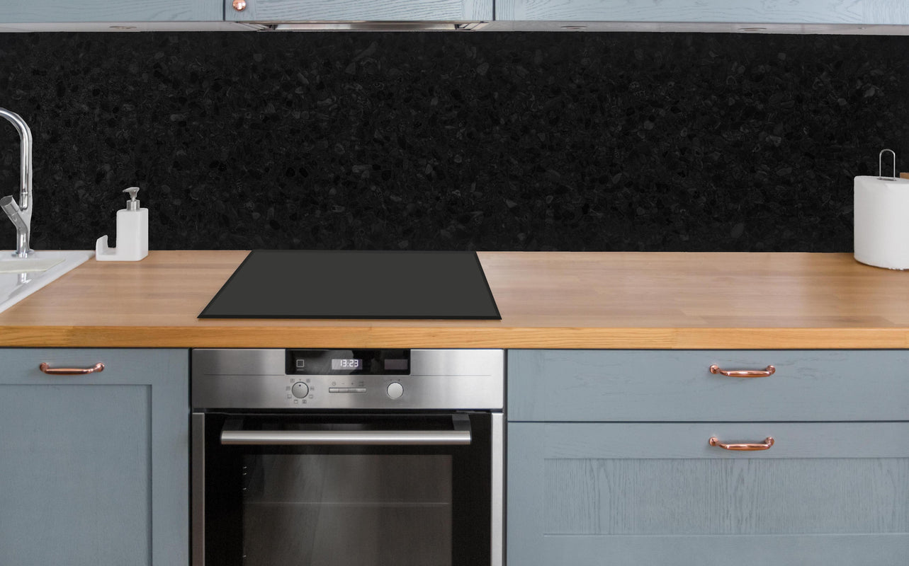 Küche - Panorama des schwarzen Granitfliesenbodens über polierter Holzarbeitsplatte mit Cerankochfeld