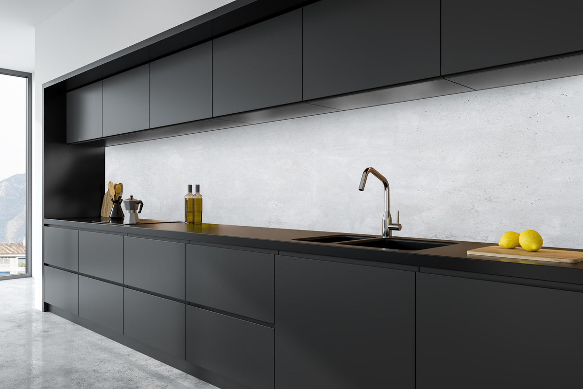 Küche - Panorama einer glatten grauen Betonwand in tiefschwarzer matt-premium Einbauküche
