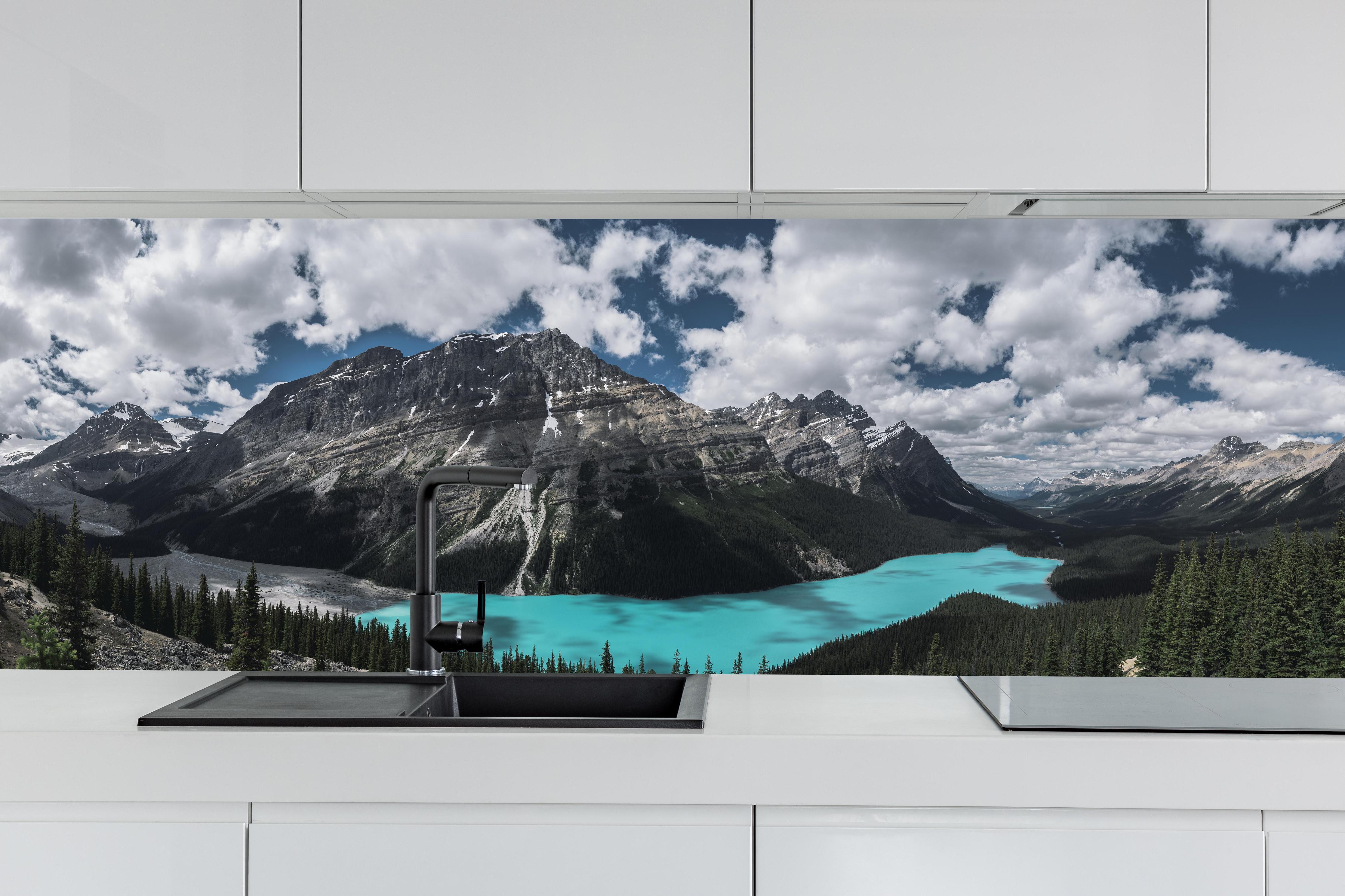 Küche - Panorama von Banff National Park (Kanada) hinter weißen Hochglanz-Küchenregalen und schwarzem Wasserhahn