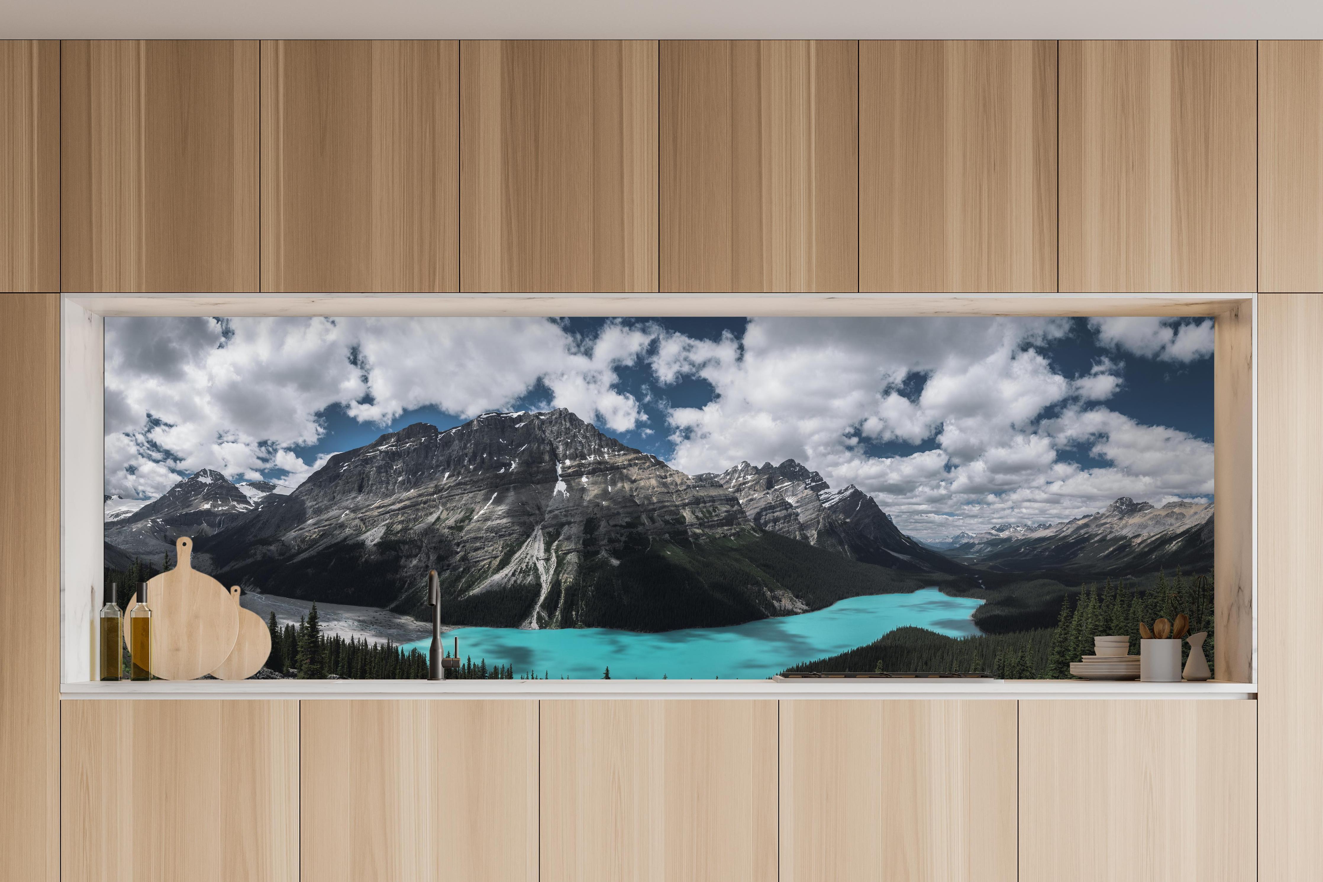 Küche - Panorama von Banff National Park (Kanada) in charakteristischer Vollholz-Küche mit modernem Gasherd