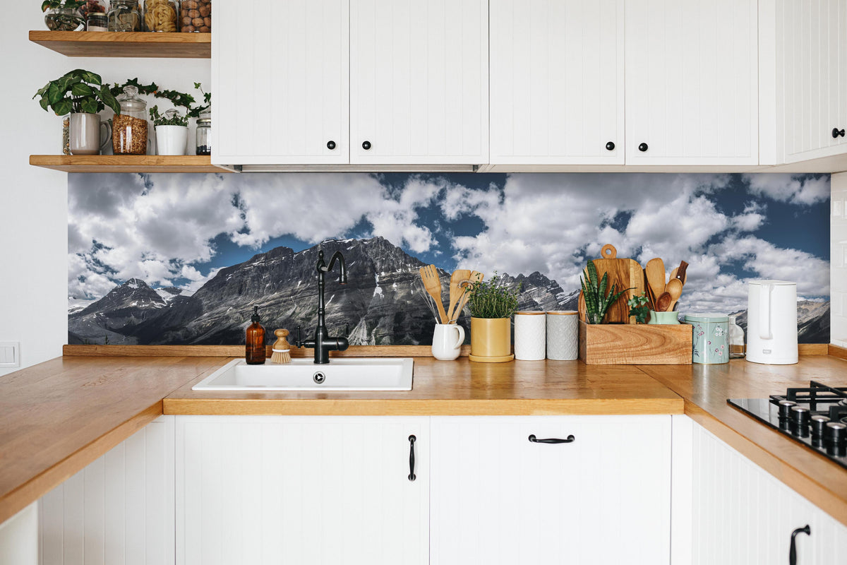 Küche - Panorama von Banff National Park (Kanada) in weißer Küche hinter Gewürzen und Kochlöffeln aus Holz
