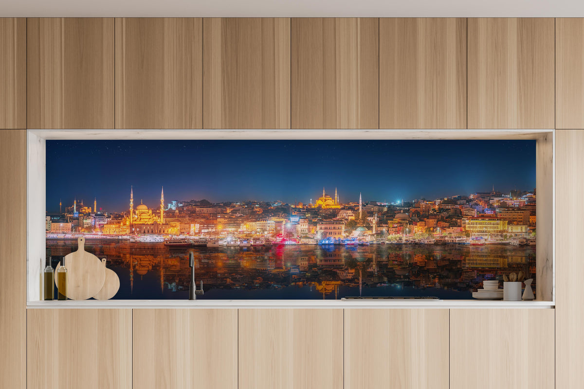 Küche - Panorama von Istanbul & Bosporus bei Nacht in charakteristischer Vollholz-Küche mit modernem Gasherd