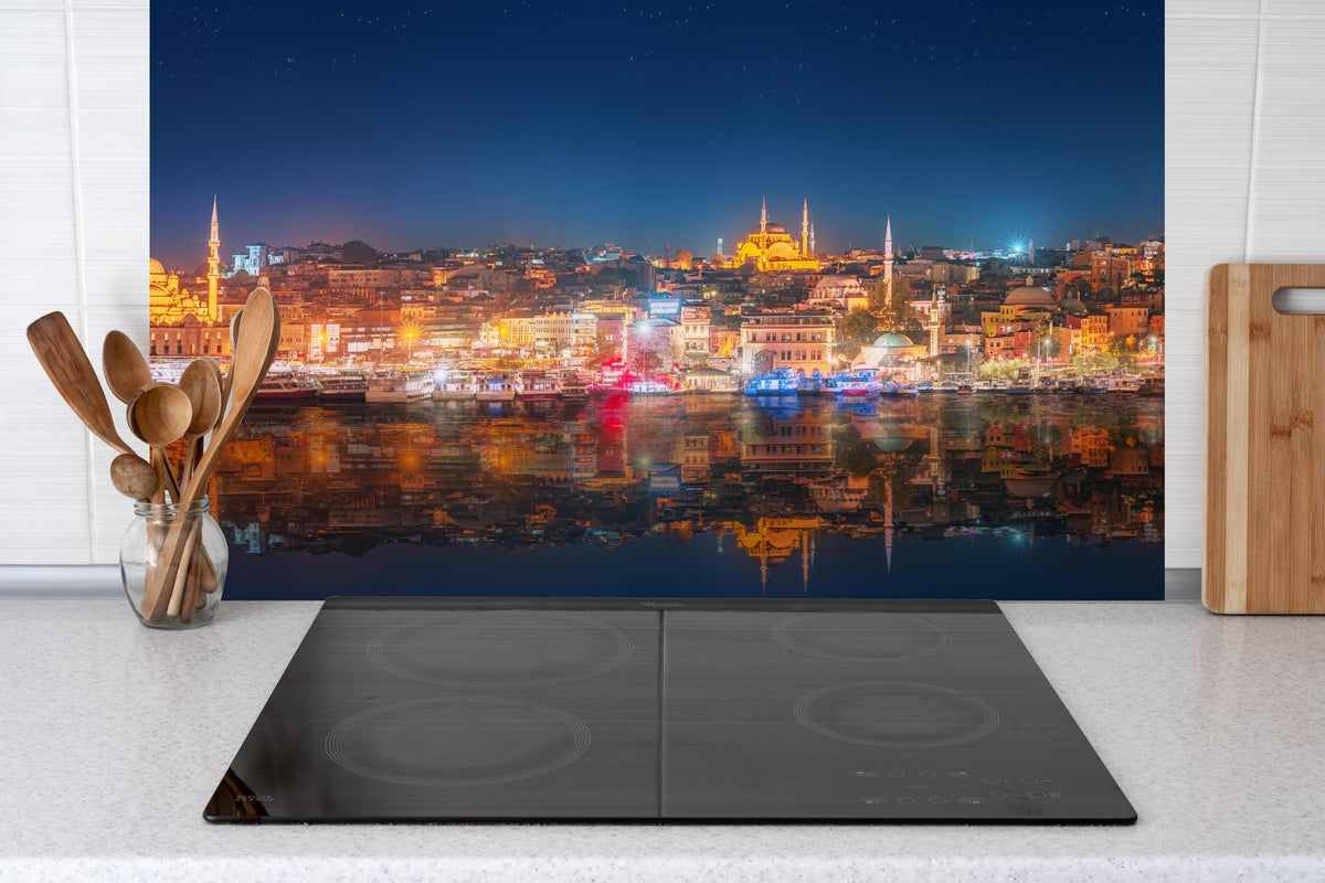Küche - Panorama von Istanbul & Bosporus bei Nacht hinter Cerankochfeld und Holz-Kochutensilien
