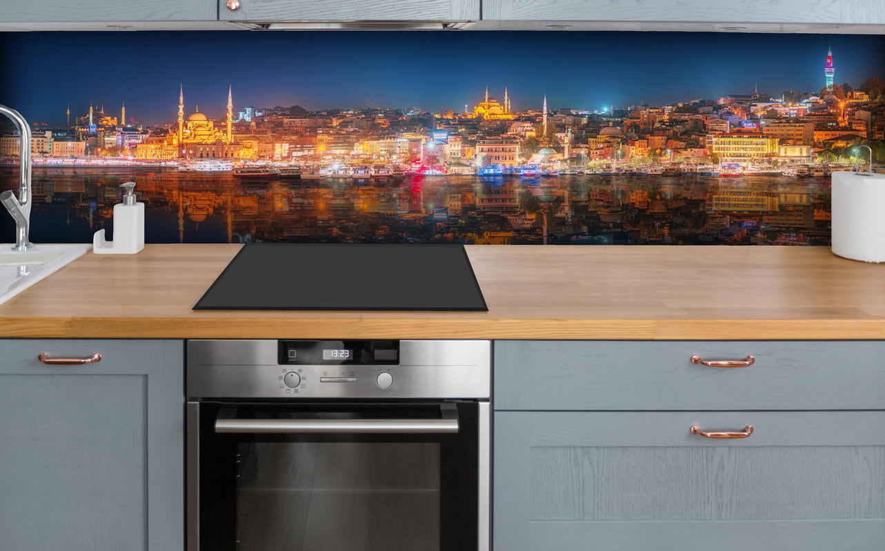 Küche - Panorama von Istanbul & Bosporus bei Nacht über polierter Holzarbeitsplatte mit Cerankochfeld