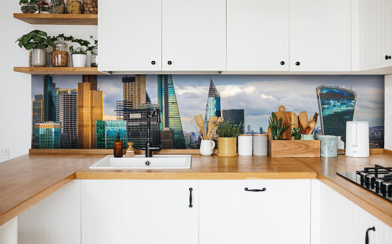 Küche - Panorama von London in weißer Küche hinter Gewürzen und Kochlöffeln aus Holz