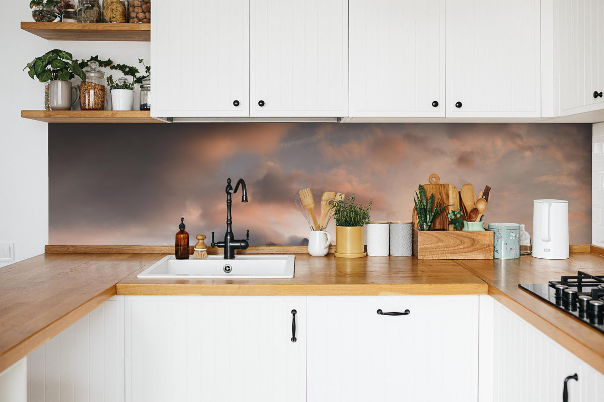 Küche - Panorama von der wolkenverhangenen Zugspitze in weißer Küche hinter Gewürzen und Kochlöffeln aus Holz