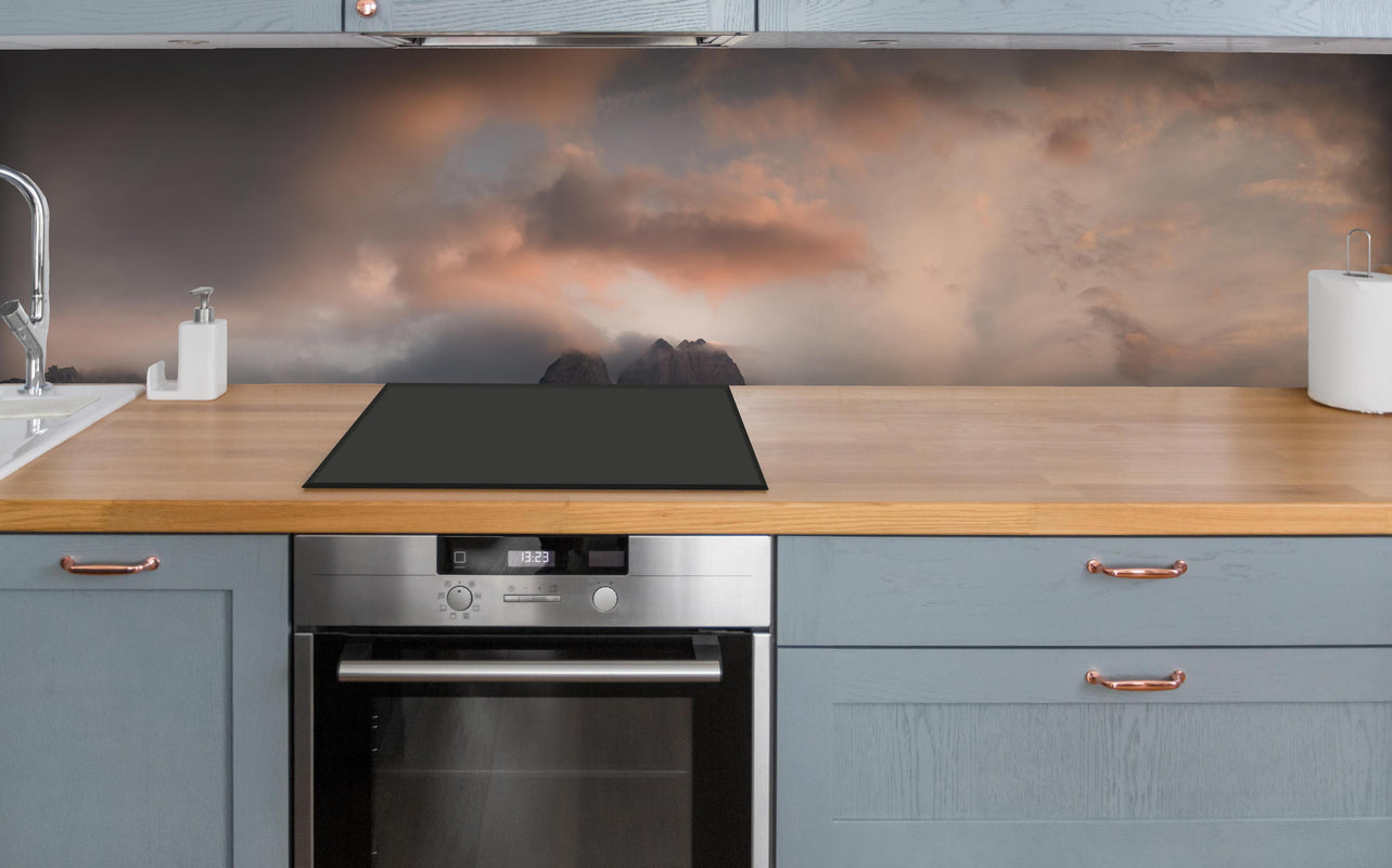 Küche - Panorama von der wolkenverhangenen Zugspitze über polierter Holzarbeitsplatte mit Cerankochfeld
