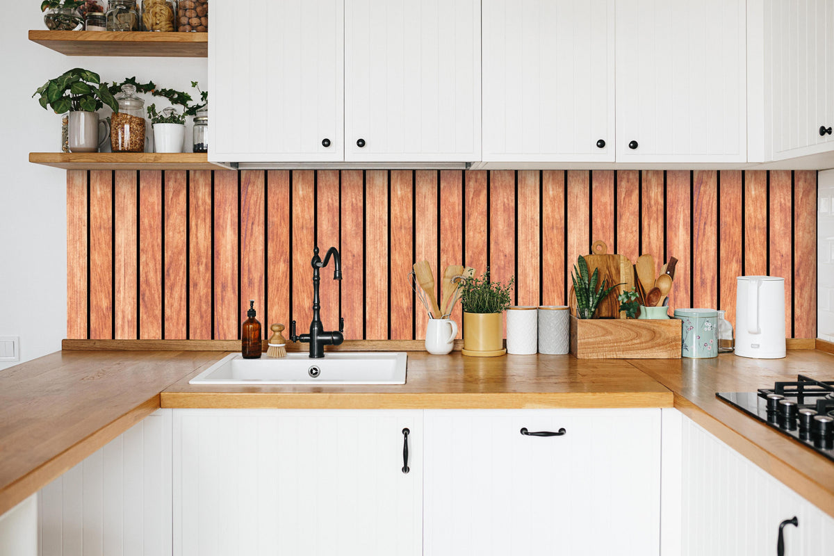 Küche - Panorama von hellen Holzplanken in weißer Küche hinter Gewürzen und Kochlöffeln aus Holz