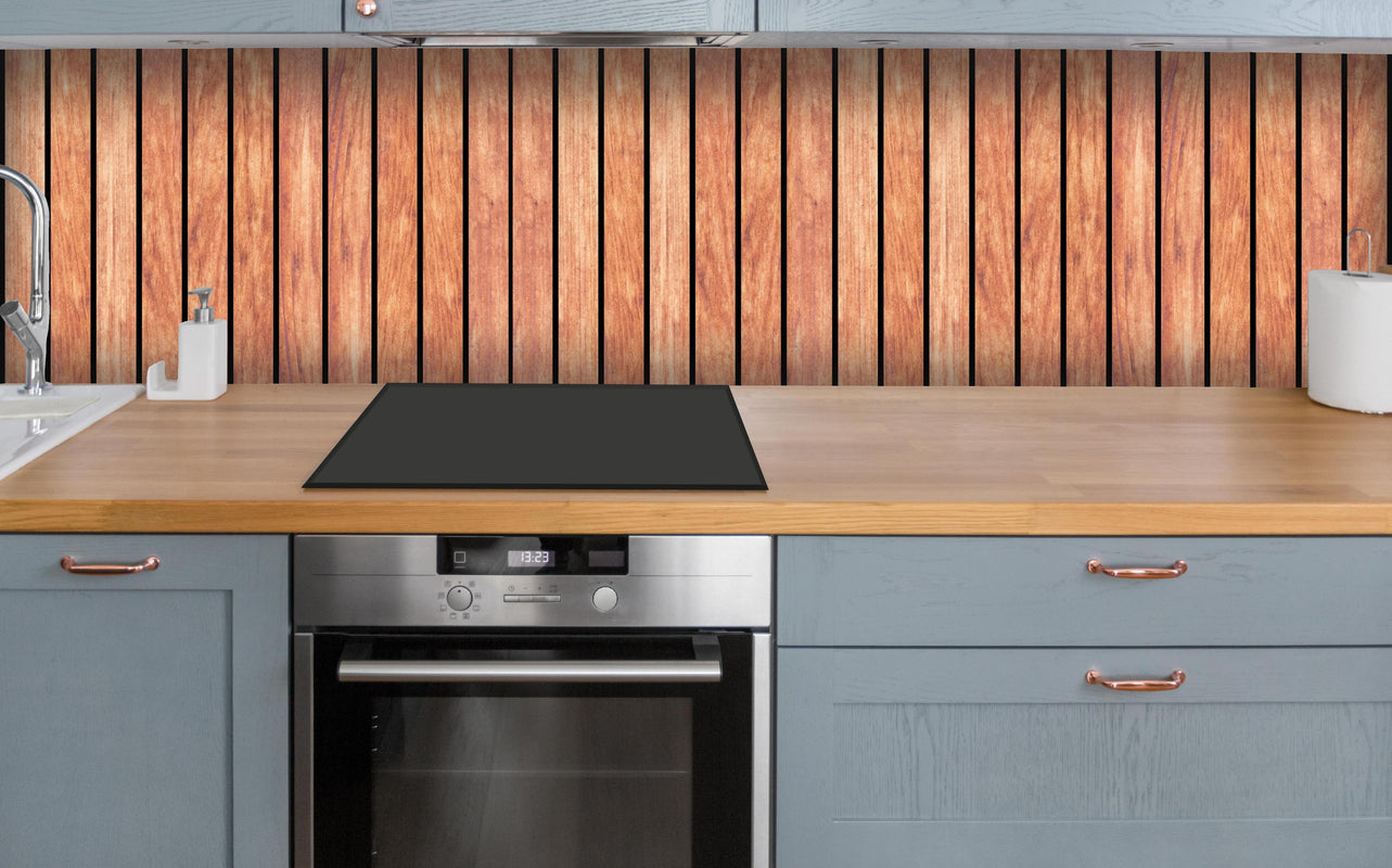 Küche - Panorama von hellen Holzplanken über polierter Holzarbeitsplatte mit Cerankochfeld