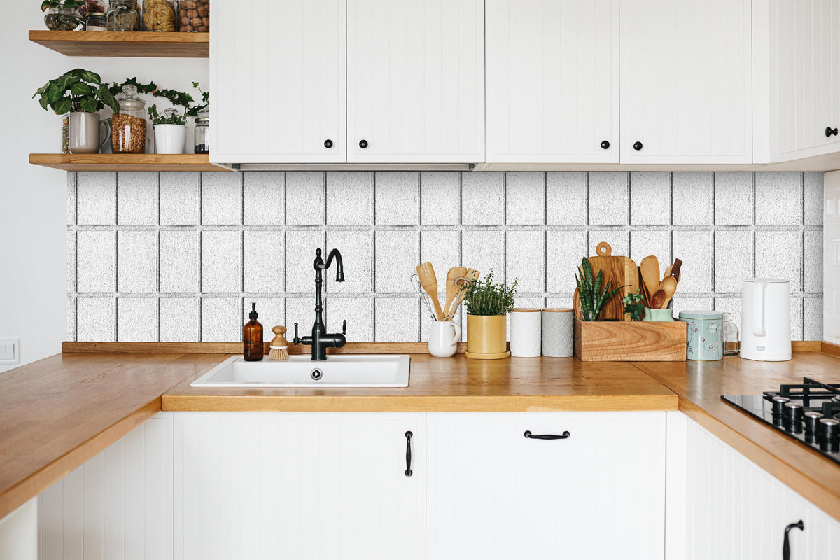 Küche - Panorama von weißem Betonblock Wand in weißer Küche hinter Gewürzen und Kochlöffeln aus Holz