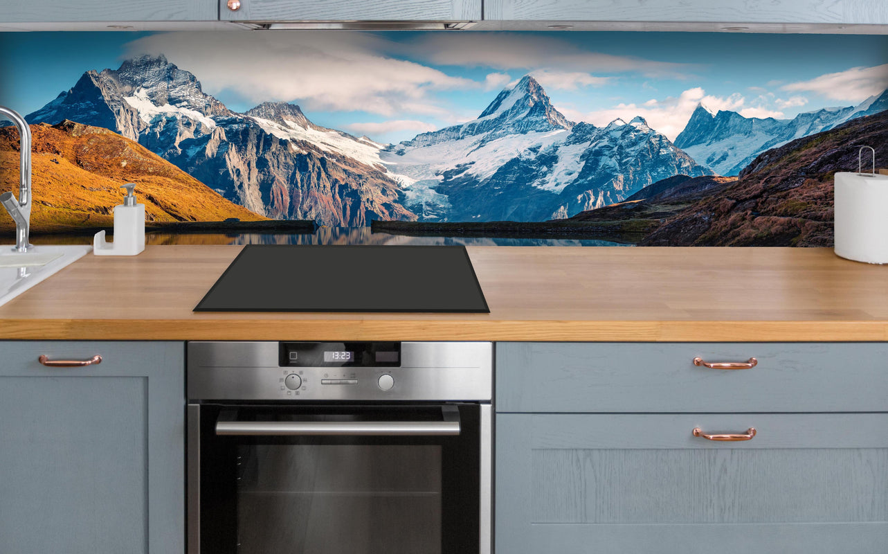 Küche - Panoramablick auf Bachalpsee über polierter Holzarbeitsplatte mit Cerankochfeld