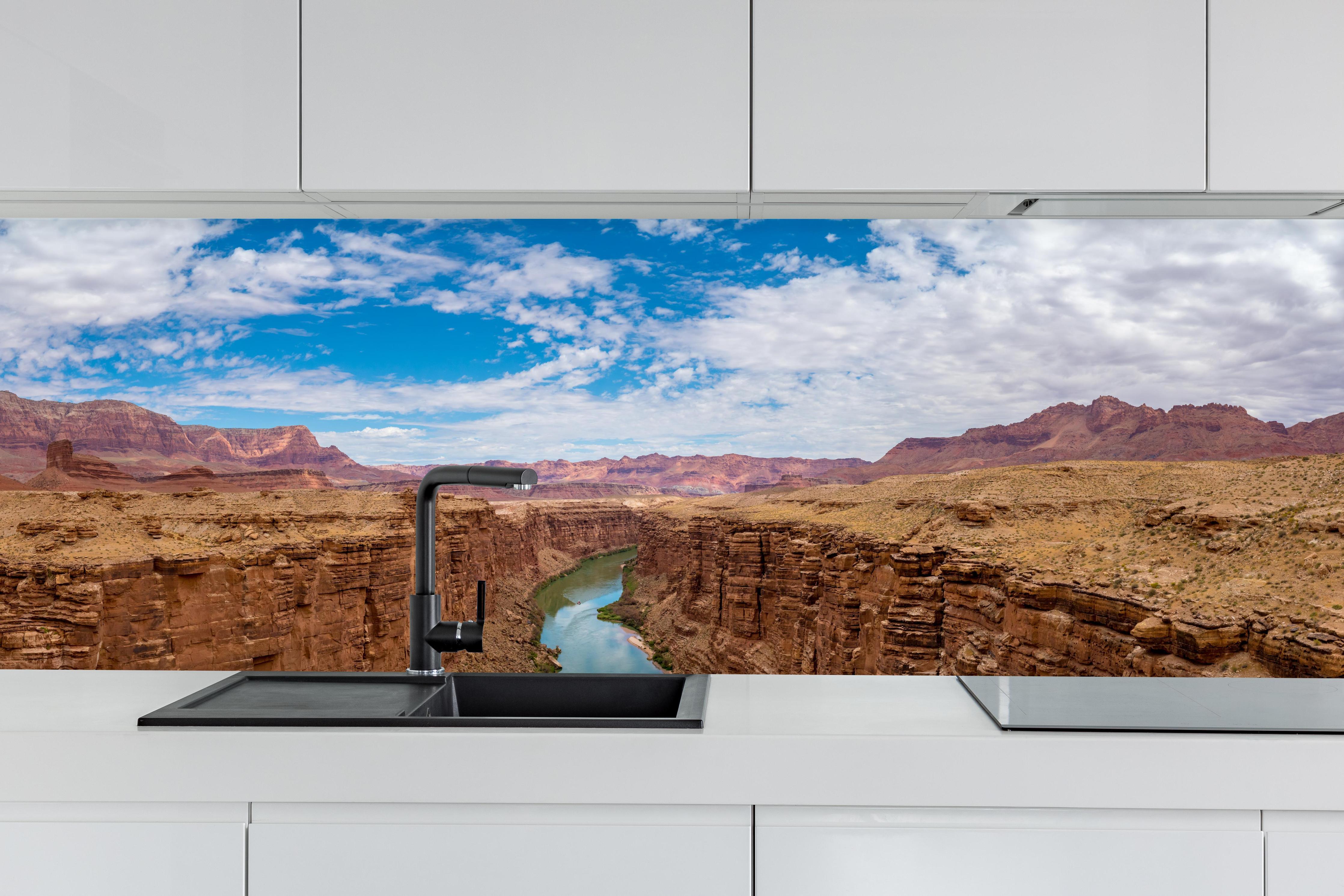 Küche - Panoramablick auf Colorado River - USA hinter weißen Hochglanz-Küchenregalen und schwarzem Wasserhahn