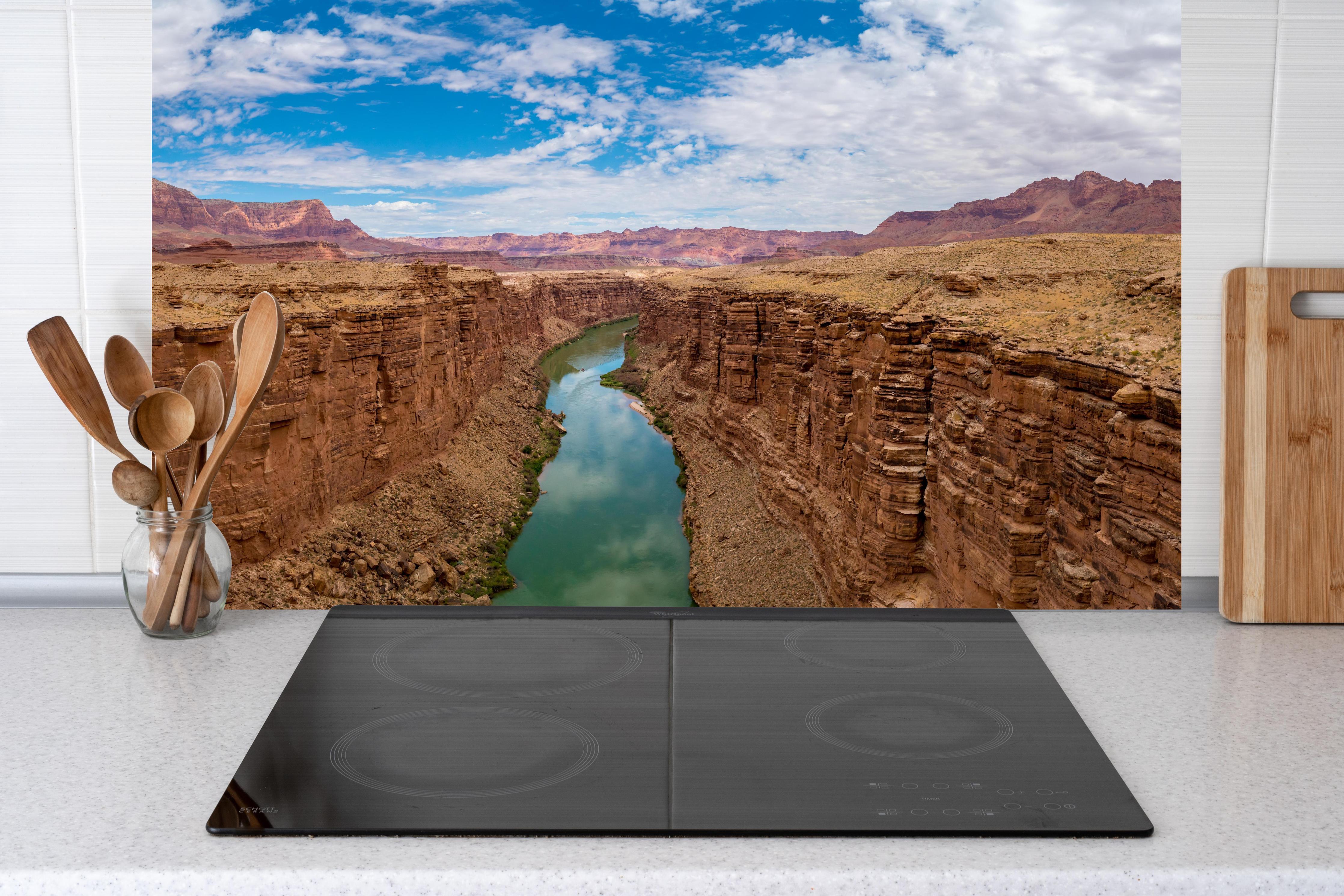 Küche - Panoramablick auf Colorado River - USA hinter Cerankochfeld und Holz-Kochutensilien