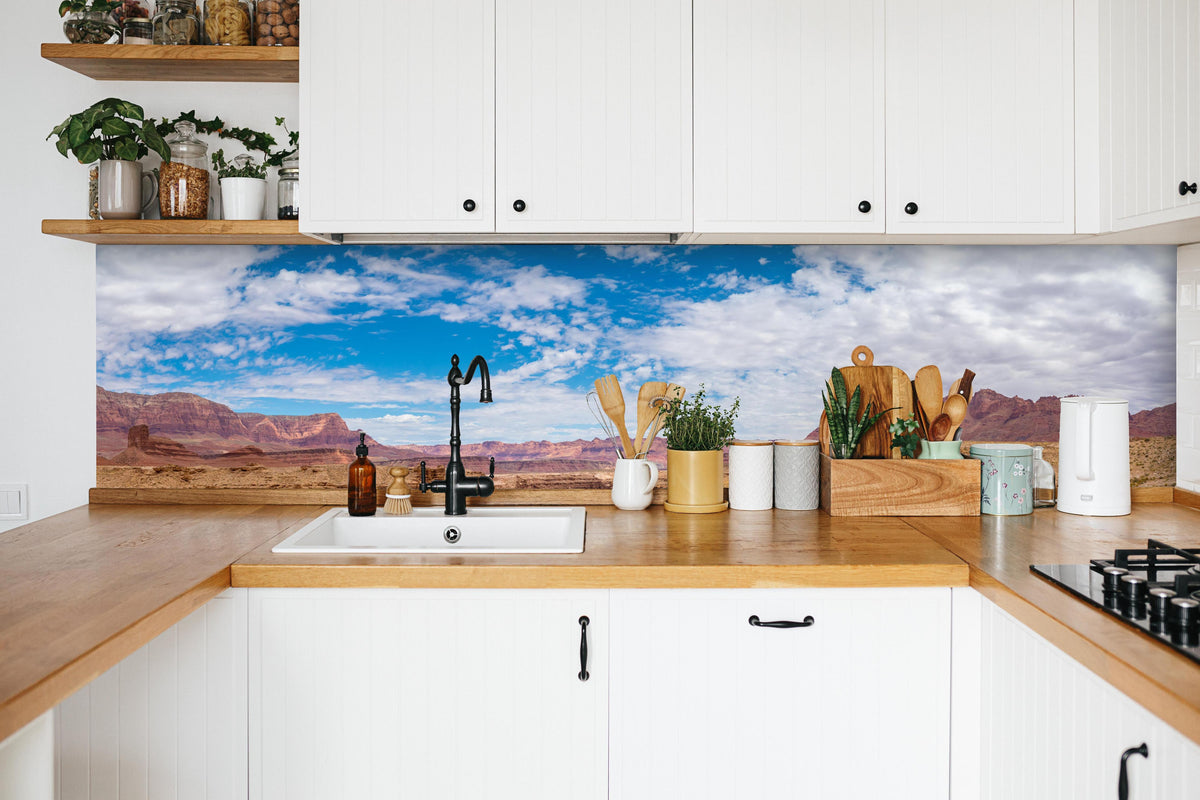 Küche - Panoramablick auf Colorado River - USA in weißer Küche hinter Gewürzen und Kochlöffeln aus Holz