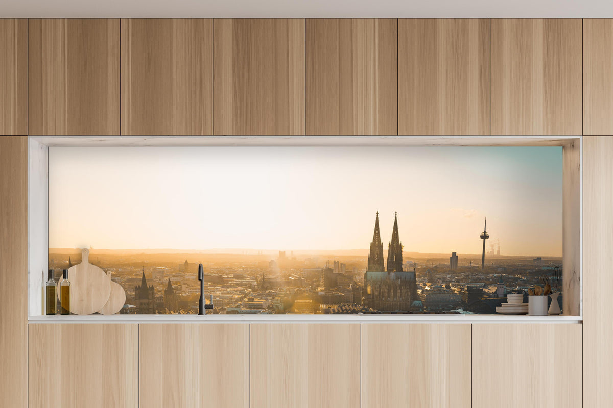 Küche - Panoramablick auf Köln bei Sonnenaufgang in charakteristischer Vollholz-Küche mit modernem Gasherd