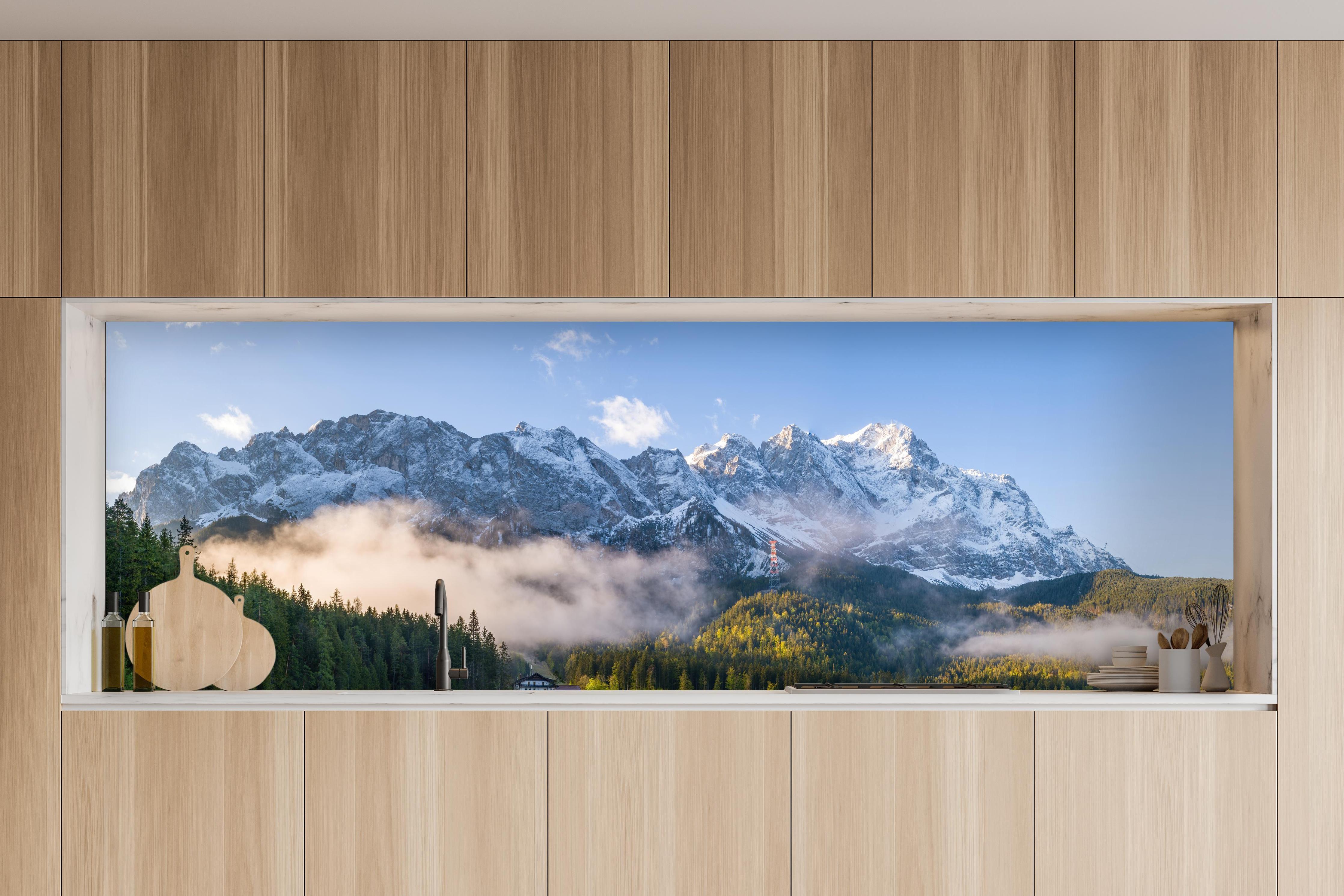 Küche - Panoramablick auf die Zugspitze in charakteristischer Vollholz-Küche mit modernem Gasherd