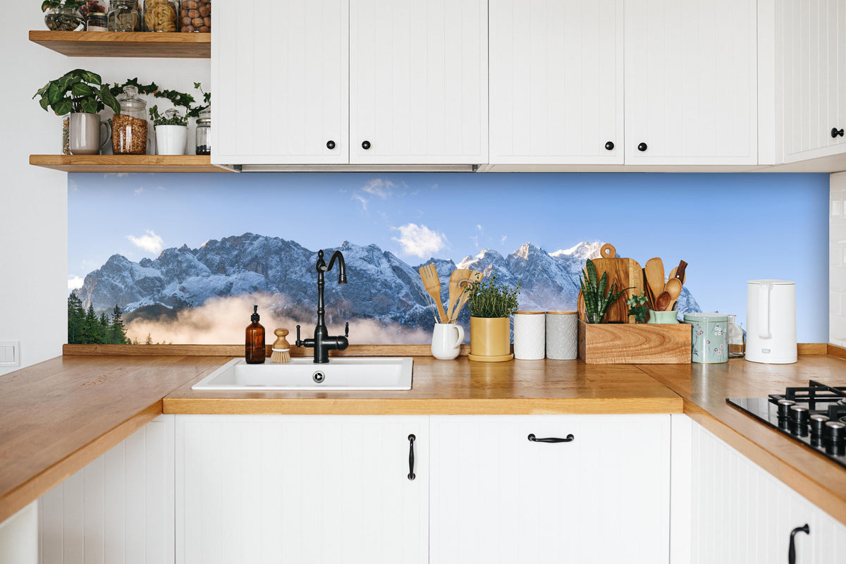 Küche - Panoramablick auf die Zugspitze in weißer Küche hinter Gewürzen und Kochlöffeln aus Holz
