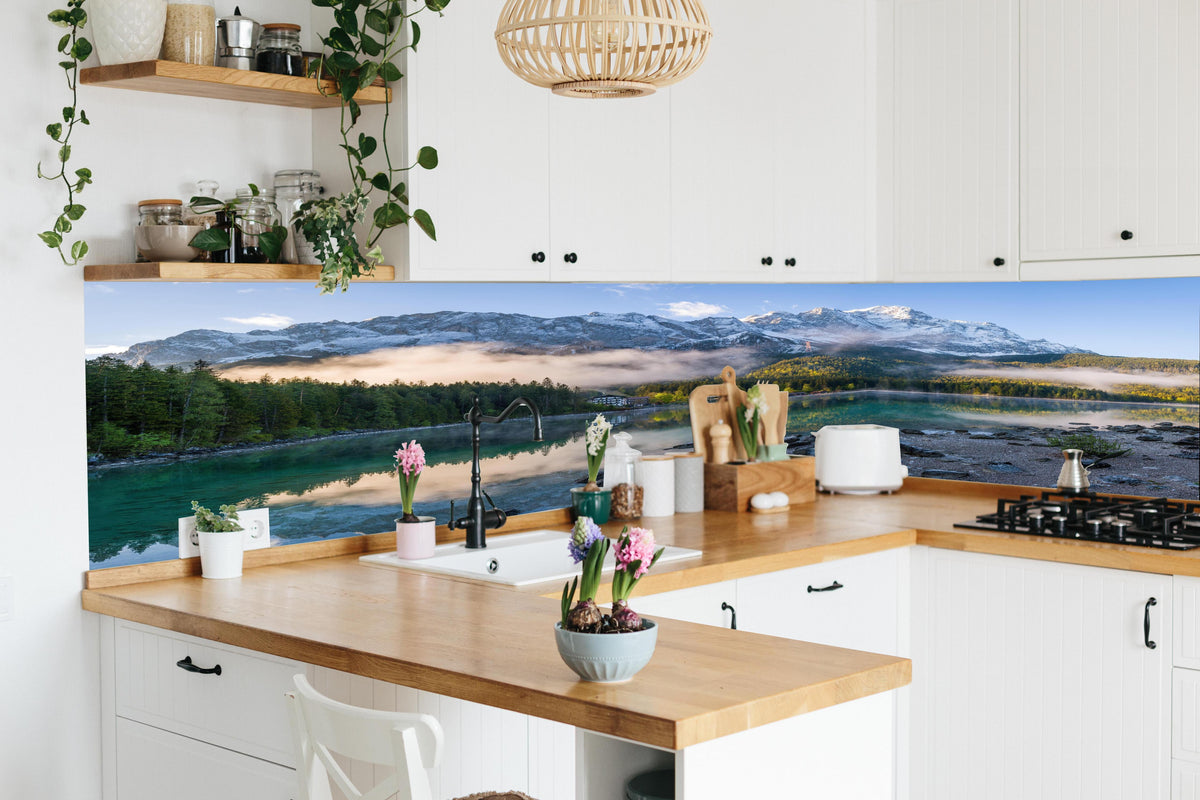 Küche - Panoramablick auf die Zugspitze in lebendiger Küche mit bunten Blumen