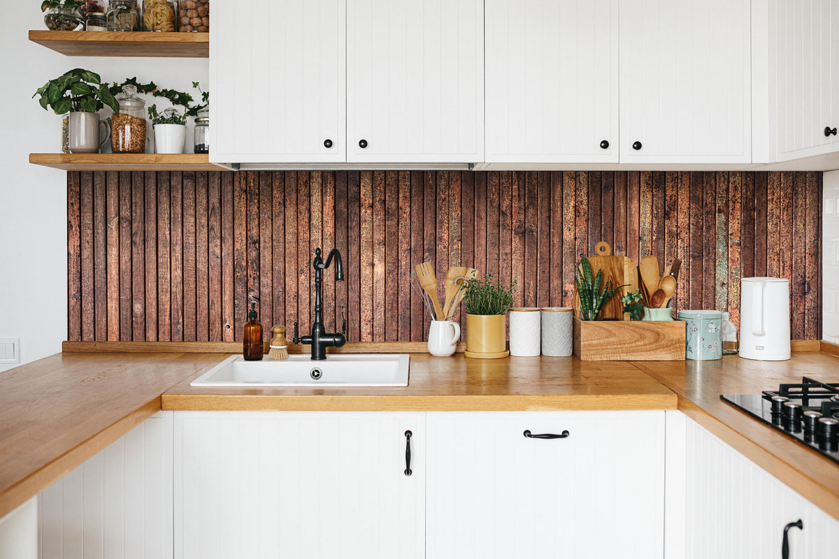 Küche - Panoramahintergrund aus vertikalen schmalen Holzplatten in weißer Küche hinter Gewürzen und Kochlöffeln aus Holz