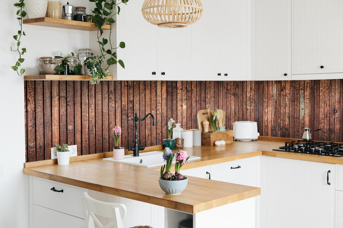Küche - Panoramahintergrund aus vertikalen schmalen Holzplatten in lebendiger Küche mit bunten Blumen
