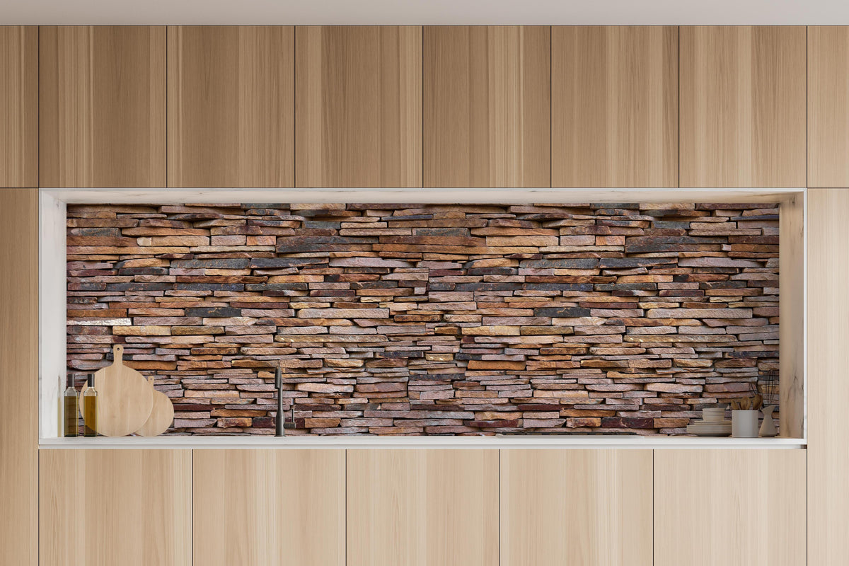 Küche - Panoramaplatte Granit in charakteristischer Vollholz-Küche mit modernem Gasherd